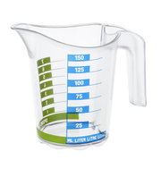 Transparenter Messbecher Domino 0,15L mit blauer und grüner Skala, seitliche Perspektive