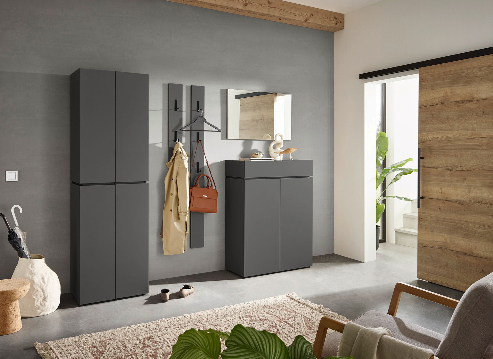 Voleo Garderobenschrank UNIQUE Moderne Garderobeneinrichtung mit dunklen Schränken, Spiegel und Garderobenpaneel in einer stilvollen, hellen Umgebung. Perspektive von vorne.