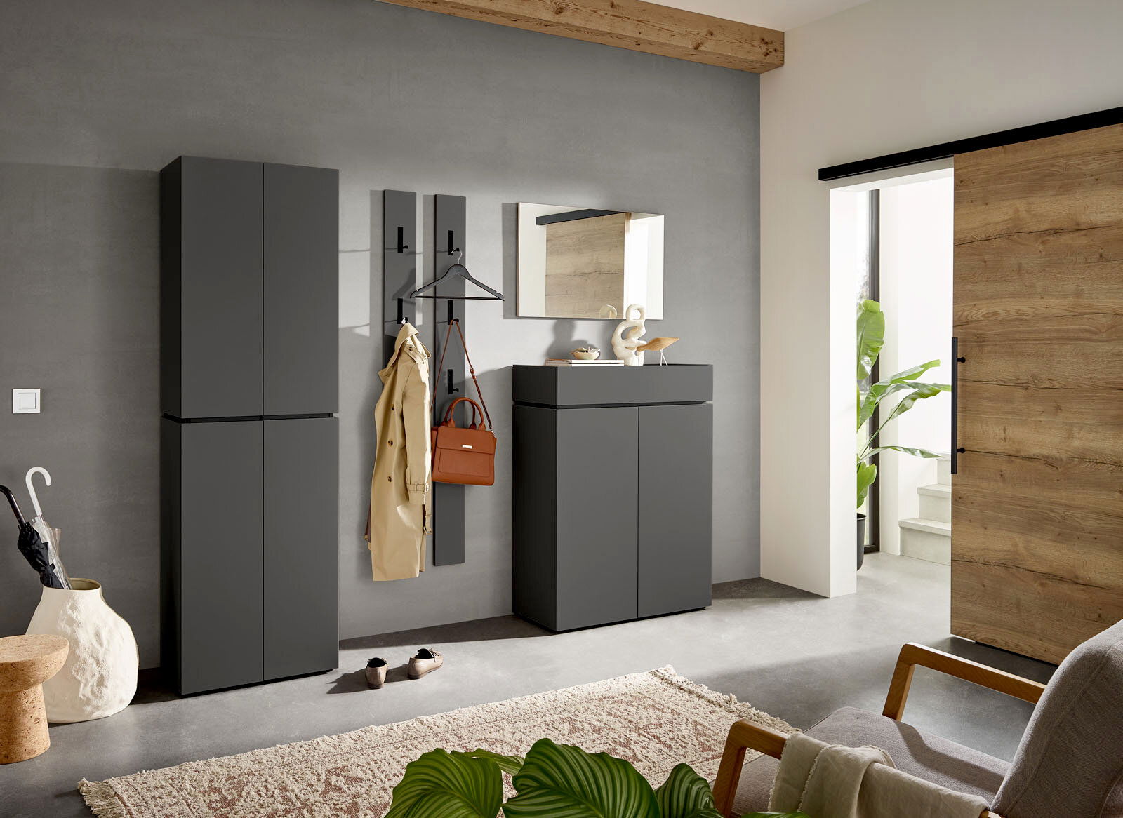 Voleo Garderobenschrank UNIQUE Moderne Garderobeneinrichtung mit dunklen Schränken, Spiegel und Garderobenpaneel in einer stilvollen, hellen Umgebung. Perspektive von vorne.