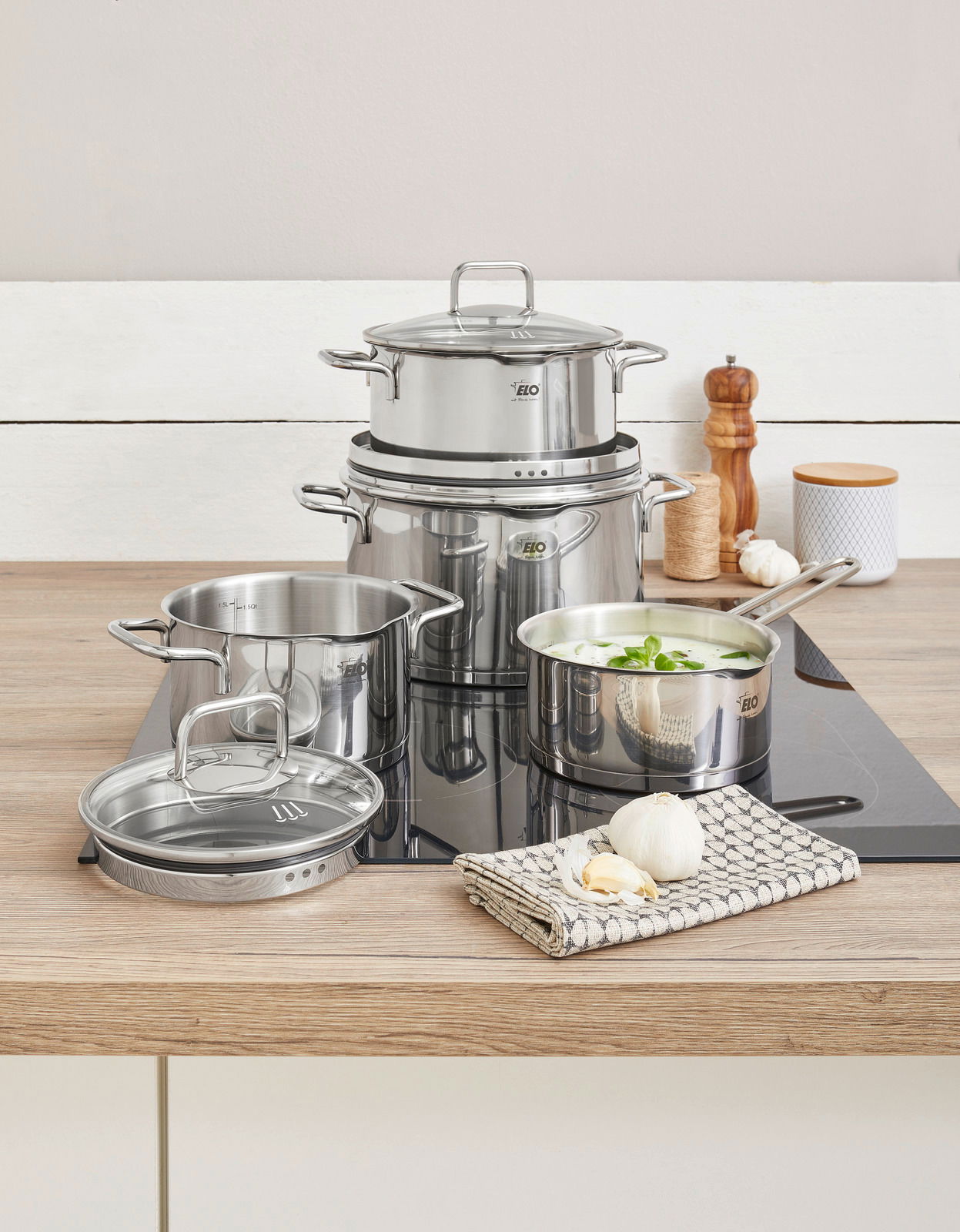 Topfset Smart Steam 4-tlg. aus Edelstahl auf einem Herd, mit einem modernen und eleganten Design, aus der Perspektive von vorne fotografiert.