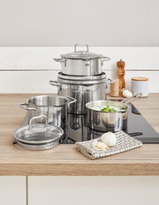 4-delige Smart Steam-pannenset van roestvrij staal op een fornuis, met een modern en elegant ontwerp, gefotografeerd vanuit het vooraanzicht.