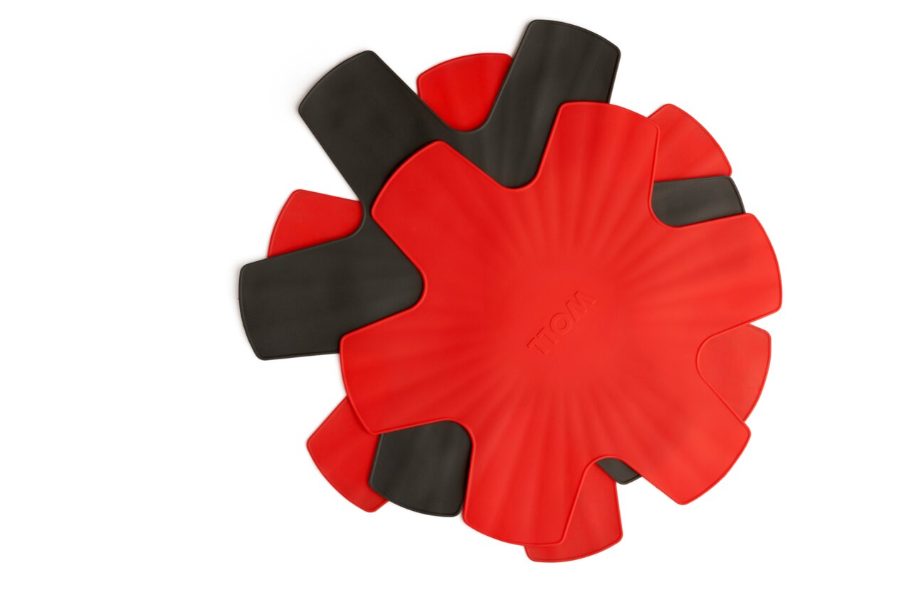 Woll Silikon Pfannenschutz 3er-Set SILICONE Pfannenschutz-Set in Rot und Schwarz, von oben betrachtet, bestehend aus zwei überlappenden, blütenförmigen Schutzmatten.