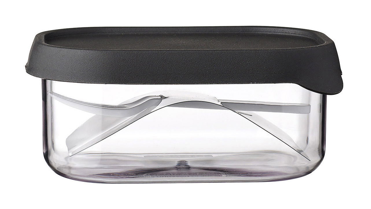 Frontalansicht einer transparenten Frischhaltebox mit schwarzem Deckel und integriertem Besteck.