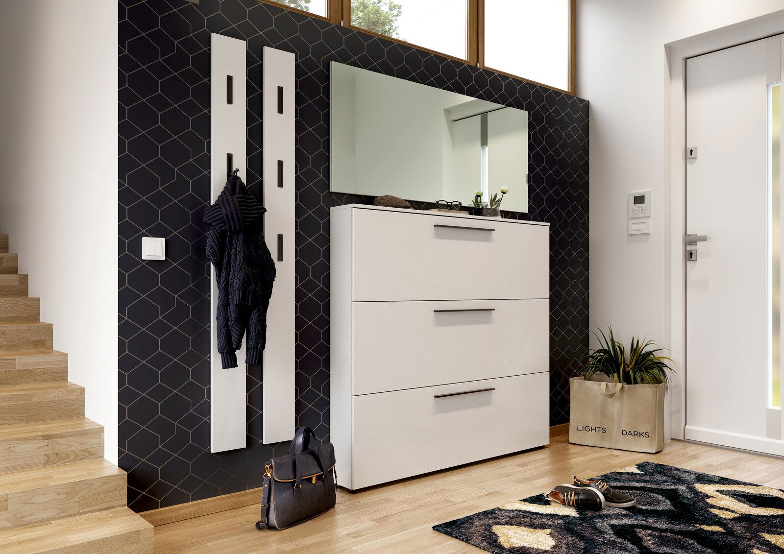 Moderner Eingangsbereich mit weißem Schuhschrank, großem Spiegel und Garderobenpaneel, seitliche Perspektive.