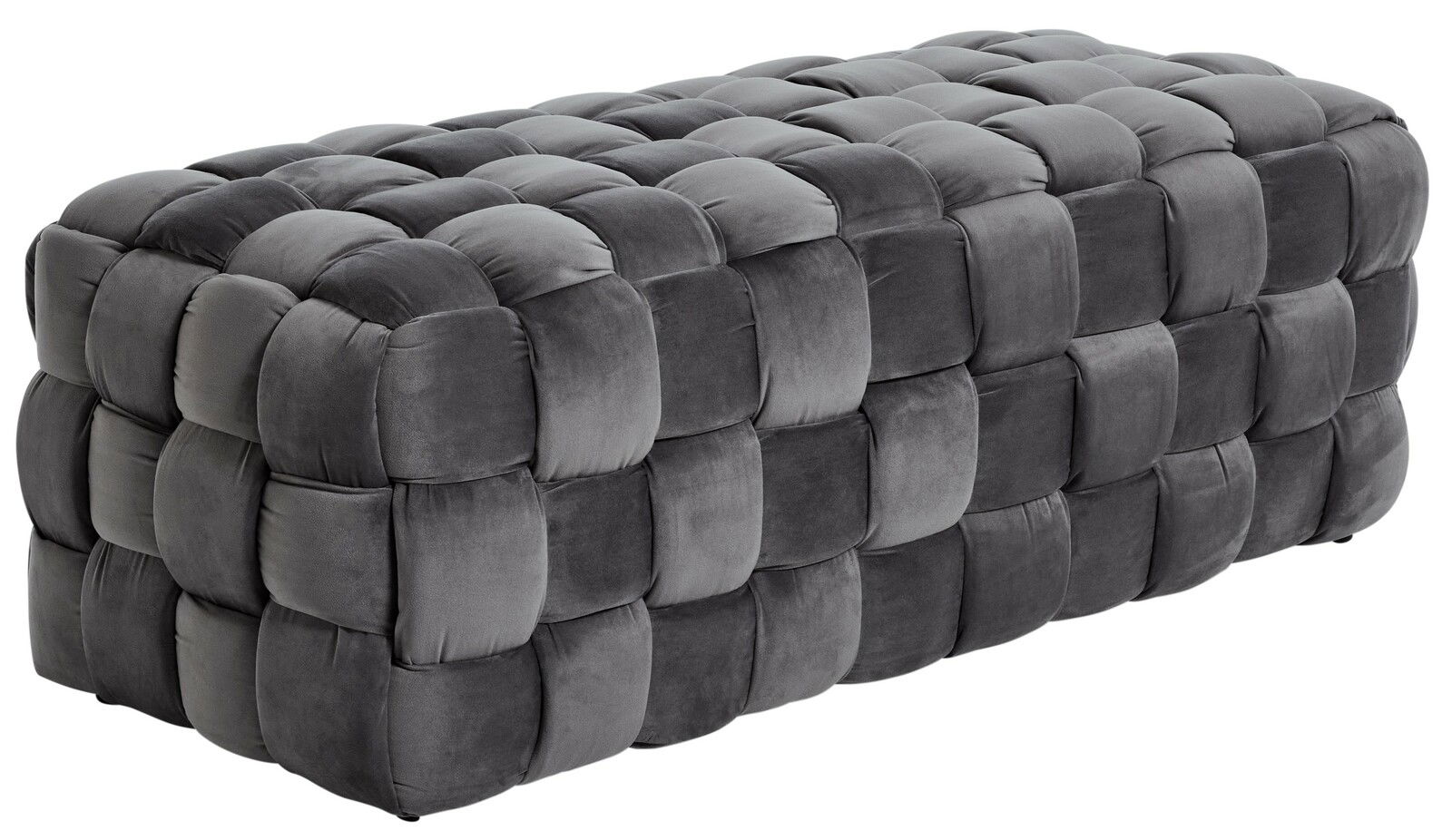 Grauer, gepolsterter Hocker in rechteckiger Form mit weicher, gesteppter Oberfläche, seitliche Perspektive.