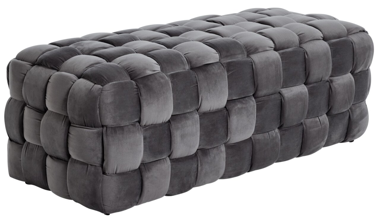 Grauer, gepolsterter Hocker in rechteckiger Form mit weicher, gesteppter Oberfläche, seitliche Perspektive.