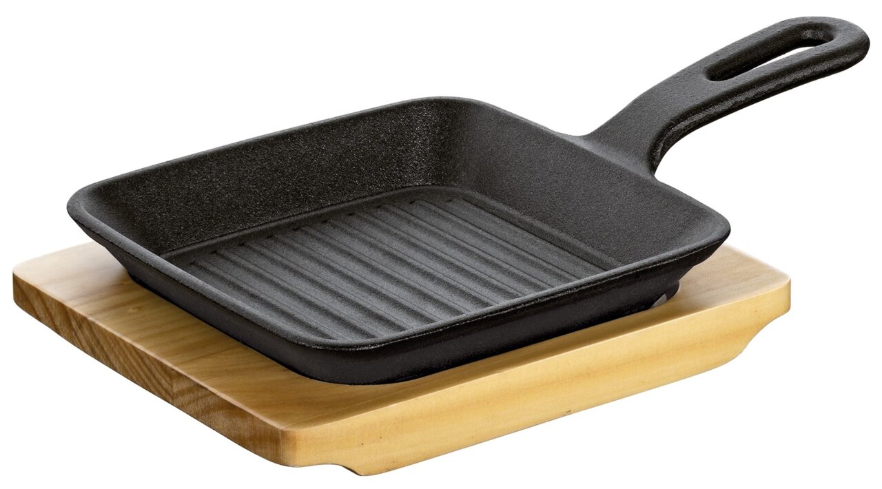 KÜCHENPROFI BBQ Grillpfanne mit Holzbrett Quadratische Grillpfanne aus Gusseisen mit geriffelter Oberfläche und Holzgriff, präsentiert auf einem Holzbrett, seitliche Perspektive