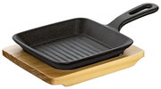 Quadratische Grillpfanne aus Gusseisen mit geriffelter Oberfläche und Holzgriff, präsentiert auf einem Holzbrett, seitliche Perspektive