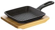 Quadratische Grillpfanne aus Gusseisen mit geriffelter Oberfläche und Holzgriff, präsentiert auf einem Holzbrett, seitliche Perspektive