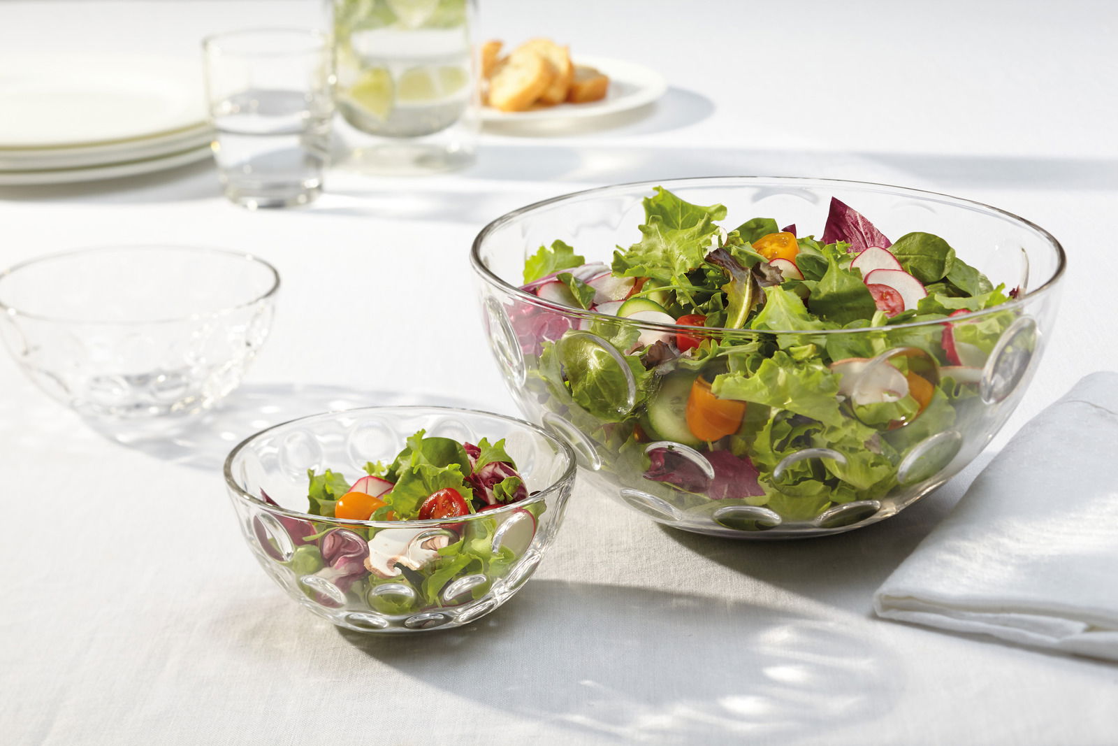 Leonardo Schale OPTIC Zwei Glasschalen der Serie Cucina Optic, gefüllt mit frischem Salat, auf einem Tisch von oben betrachtet.