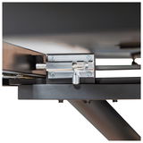 Nahaufnahme eines Metallmechanismus unter einem Tisch, seitliche Perspektive