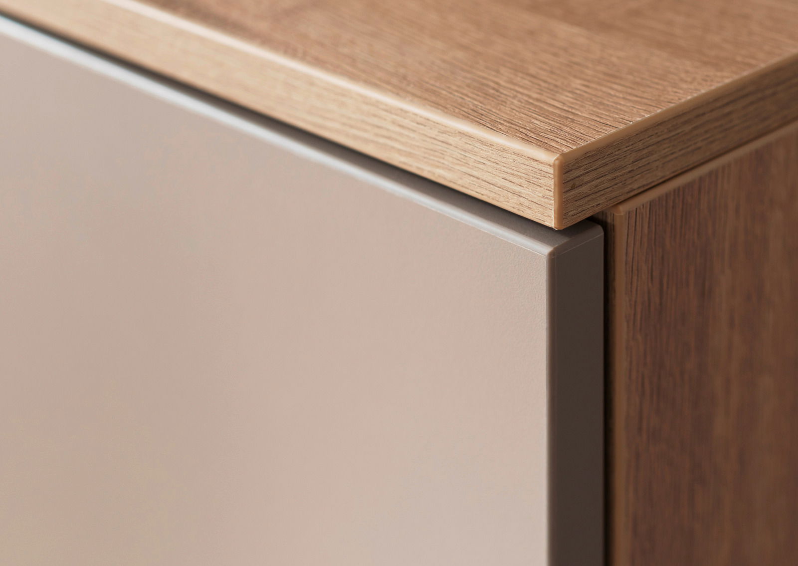 Nahaufnahme eines Schuhschranks mit Holzoberfläche und glatter, beiger Front, seitliche Perspektive
