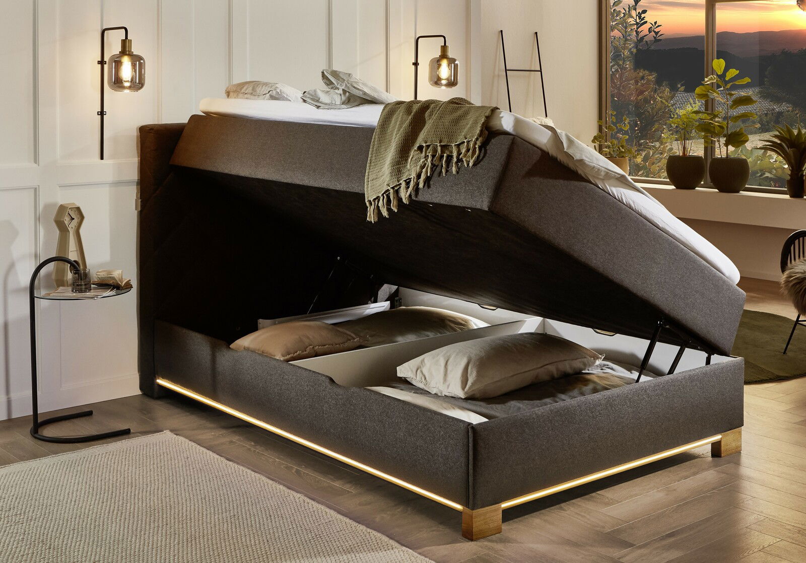 Boxspringbett mit hochgeklappter Matratze und Stauraum, seitliche Perspektive