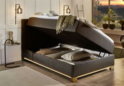 Boxspringbett mit hochgeklappter Matratze und Stauraum, seitliche Perspektive