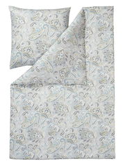 Bettwäsche-Set mit floralem Muster in sanften Blau- und Grautönen, bestehend aus einem Kissenbezug und einem Bettdeckenbezug, aus der Vogelperspektive fotografiert.