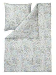 Bettwäsche-Set mit floralem Muster in sanften Blau- und Grautönen, bestehend aus einem Kissenbezug und einem Bettdeckenbezug, aus der Vogelperspektive fotografiert.