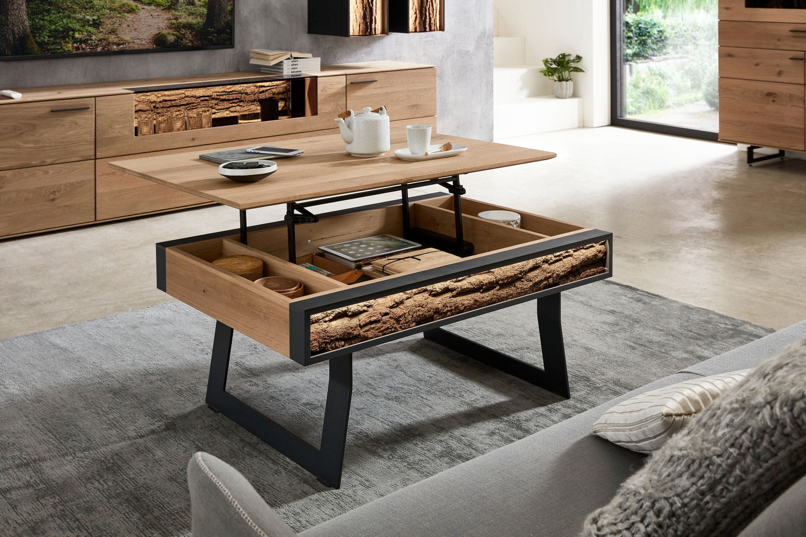 Valnatura Couchtisch 1410 CT Moderner Couchtisch mit hochklappbarer Tischplatte und Stauraum, aus Holz mit rustikalen Details, seitliche Perspektive.