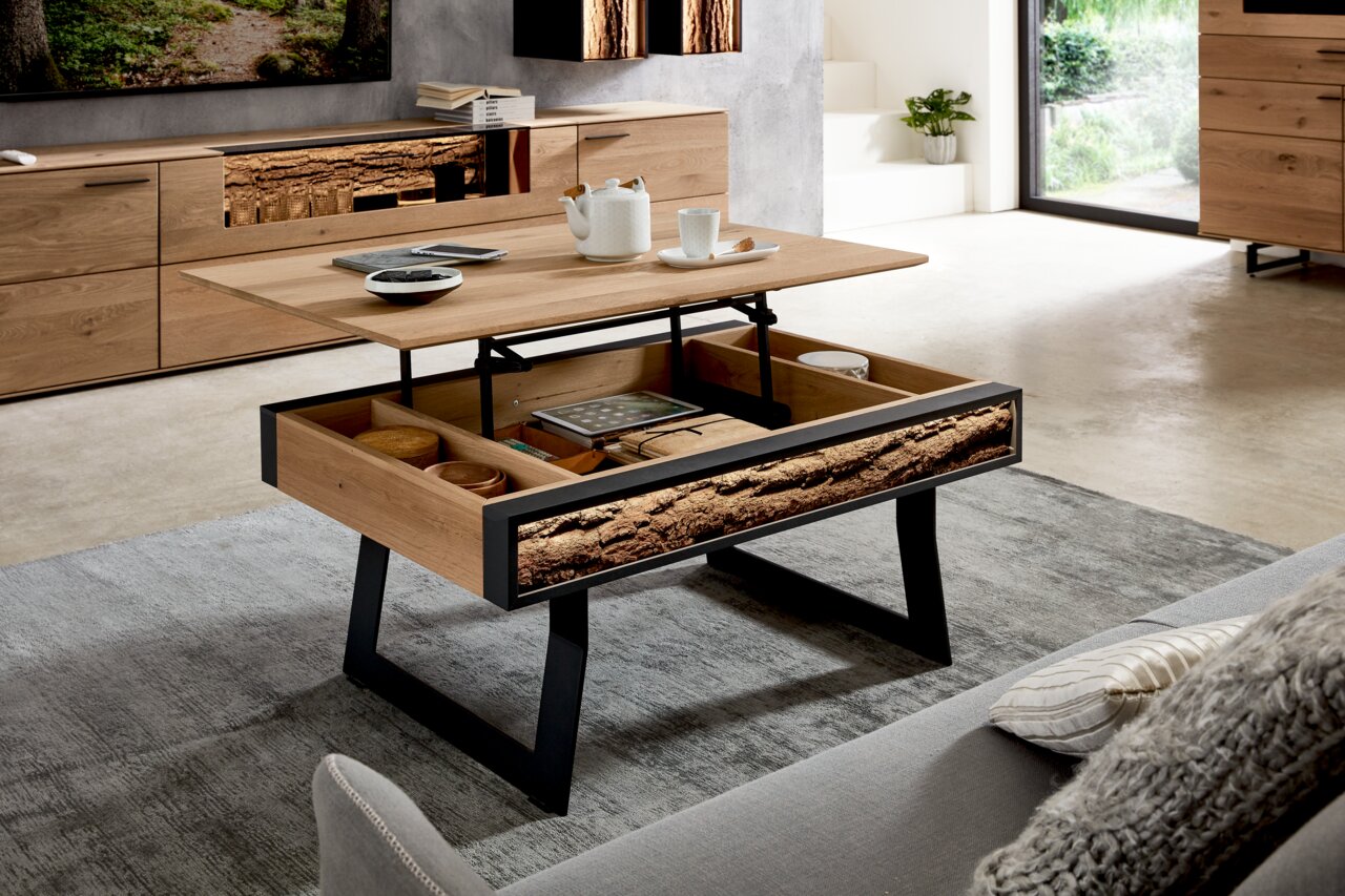 Moderner Couchtisch mit hochklappbarer Tischplatte und Stauraum, aus Holz mit rustikalen Details, seitliche Perspektive.