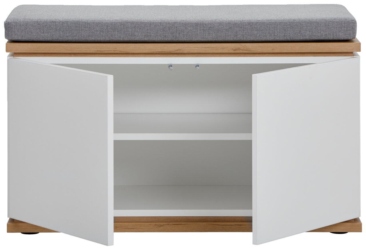 Garderobenbank mit grauem Sitzpolster, zwei offenen weißen Türen und einem Regalbrett, frontal betrachtet.