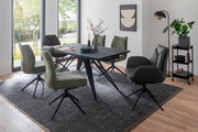 Esszimmer mit modernem Tisch und Stühlen in einem hellen Raum mit großen Fenstern, seitliche Perspektive.