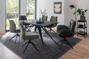 Esszimmer mit modernem Tisch und Stühlen in einem hellen Raum mit großen Fenstern, seitliche Perspektive.
