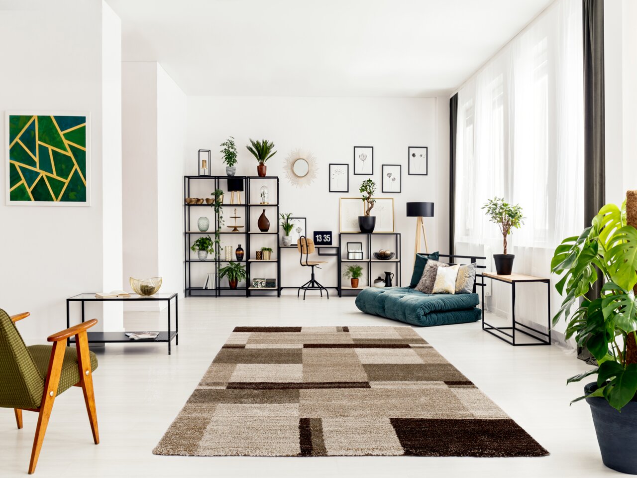 Moderner Wohnzimmerteppich in Beige- und Brauntönen mit geometrischem Muster, zentral im Raum platziert, umgeben von stilvollen Möbeln und Pflanzen, aus der Perspektive eines Betrachters im Raum.