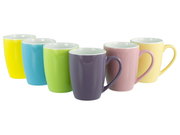 Sechs farbige Keramik-Kaffeebecher mit Henkel (gelb, blau, grün, lila, rosa, hellgelb) in schräger Vorderansicht vor weißem Hintergrund