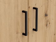 Nahaufnahme von zwei schwarzen Griffen an einer Holztür eines Mehrzweckschranks, aus der Frontalperspektive.