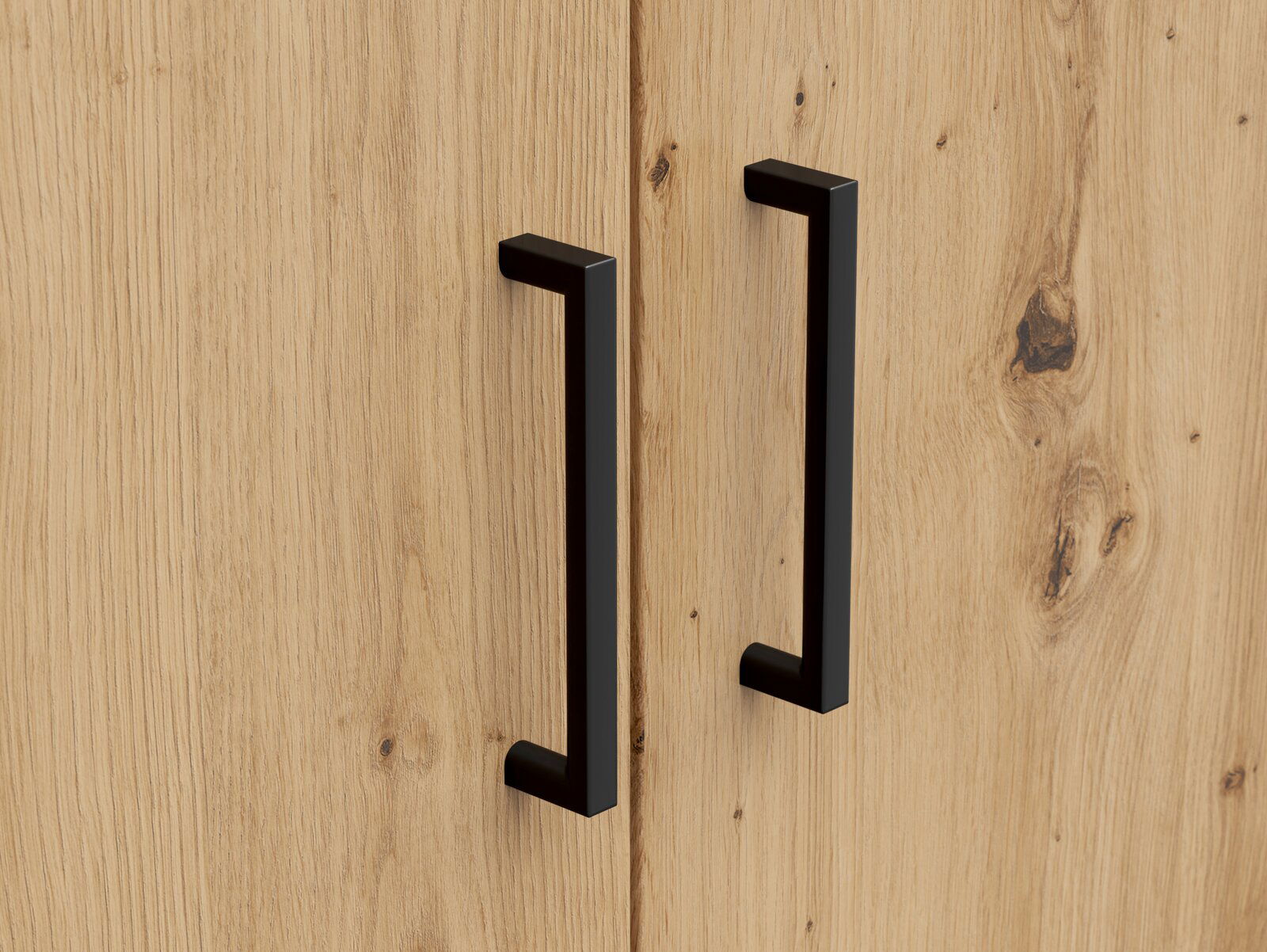 Nahaufnahme von zwei schwarzen Griffen an einer Holztür eines Mehrzweckschranks, aus der Frontalperspektive.