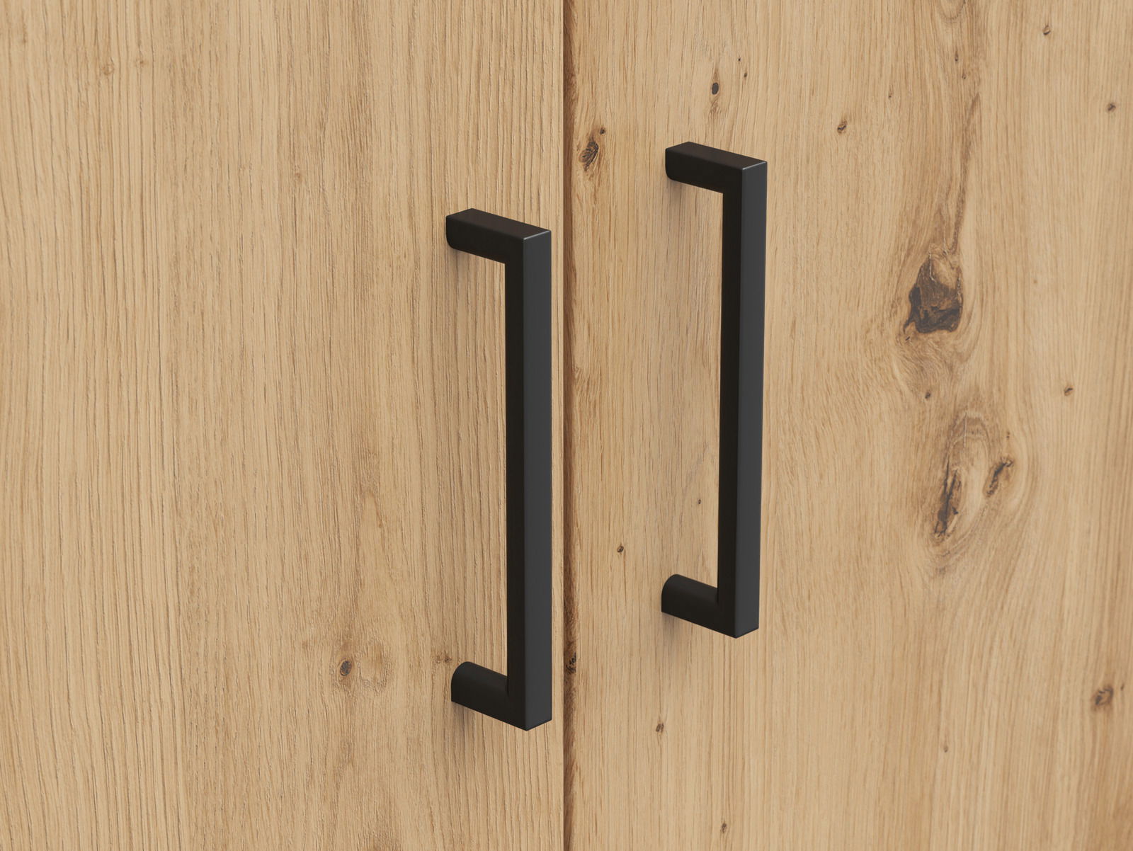 Nahaufnahme von zwei schwarzen Griffen an einer Holztür eines Mehrzweckschranks, aus der Frontalperspektive.