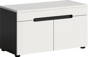 Weißes Sideboard/TV-Lowboard mit zwei Türen und integrierter Griffmulde, schwarze Seiten und Füße, freigestellt auf weißem Hintergrund, Ansicht schräg von vorne links