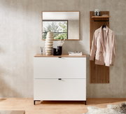 Moderne hal met een witte hangende schoenenkast en een kapstokpaneel in houtlook, gefotografeerd van voren.