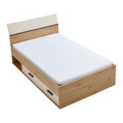 Holzbett mit weißer Matratze, zwei Schubladen an der Seite und einem schrägen Kopfteil, Perspektive von schräg oben