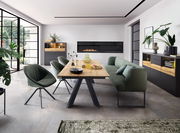 Modernes Highboard in einem stilvollen Esszimmer, mit dunklen Fronten und Holzdetails, aus der Perspektive des Raumes betrachtet.