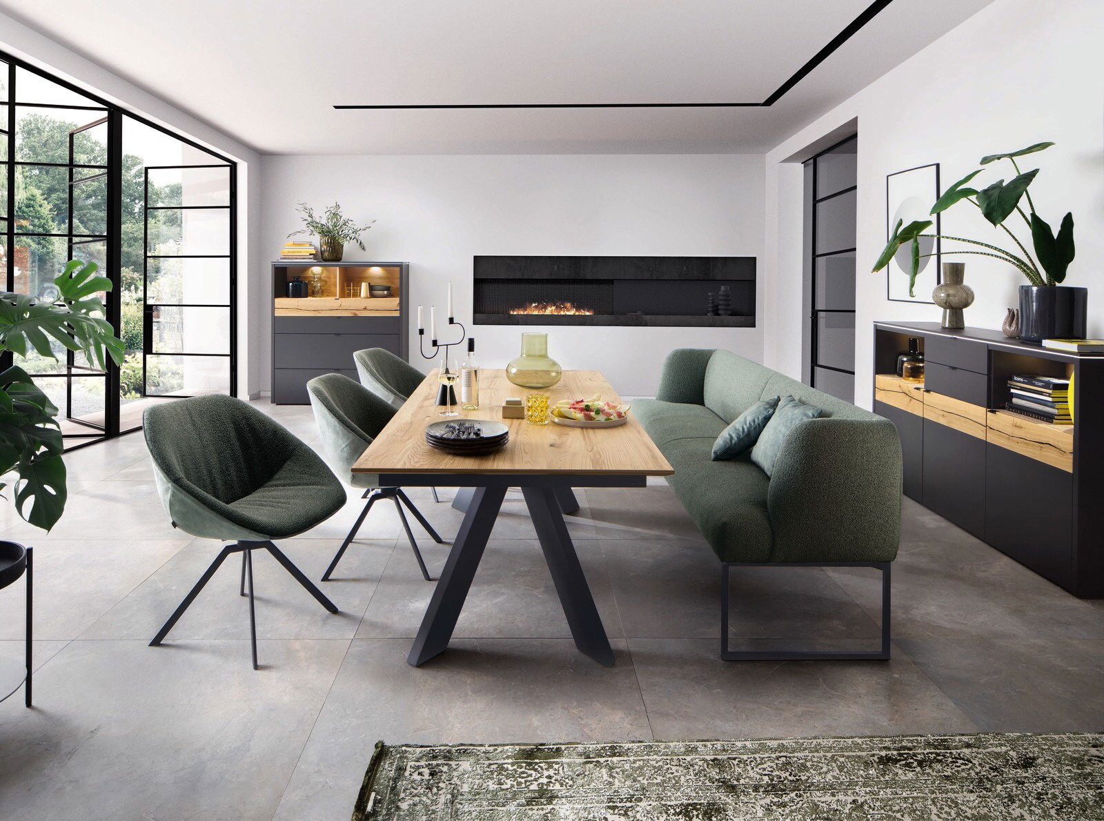 Modernes Highboard in einem stilvollen Esszimmer, mit dunklen Fronten und Holzdetails, aus der Perspektive des Raumes betrachtet.