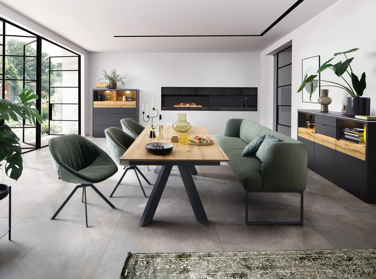 Venjakob Sideboard GAME Modernes Highboard in einem stilvollen Esszimmer, mit dunklen Fronten und Holzdetails, aus der Perspektive des Raumes betrachtet.