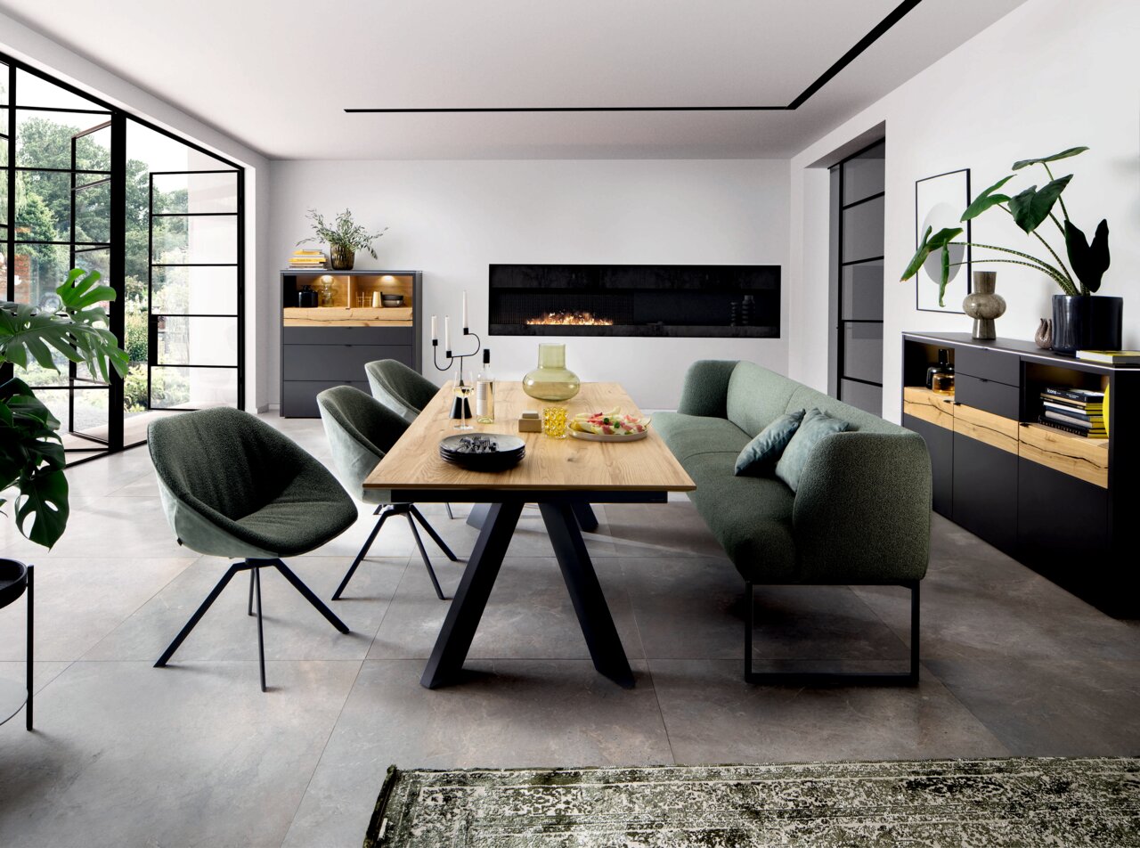 Venjakob Sideboard GAME Modernes Highboard in einem stilvollen Esszimmer, mit dunklen Fronten und Holzdetails, aus der Perspektive des Raumes betrachtet.