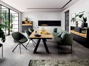 Een modern hoogkast in een stijlvolle eetkamer, met donkere fronten en houten details, gezien vanuit de kamer.