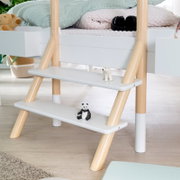 Kinder-Hochbett mit weiß-grauer Leiter und naturfarbenen Holzholmen, aus frontaler Nahansicht leicht von oben gezeigt