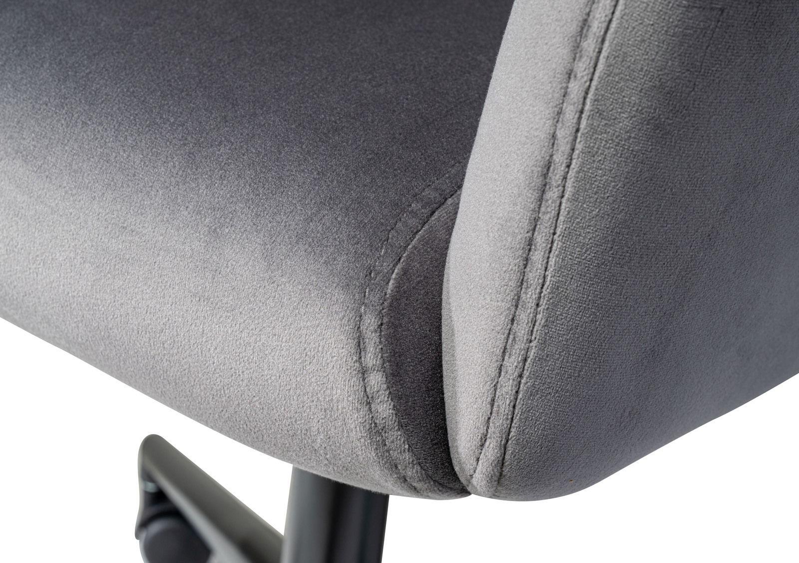 Nahaufnahme eines grauen Drehstuhls mit weicher Polsterung, seitliche Perspektive