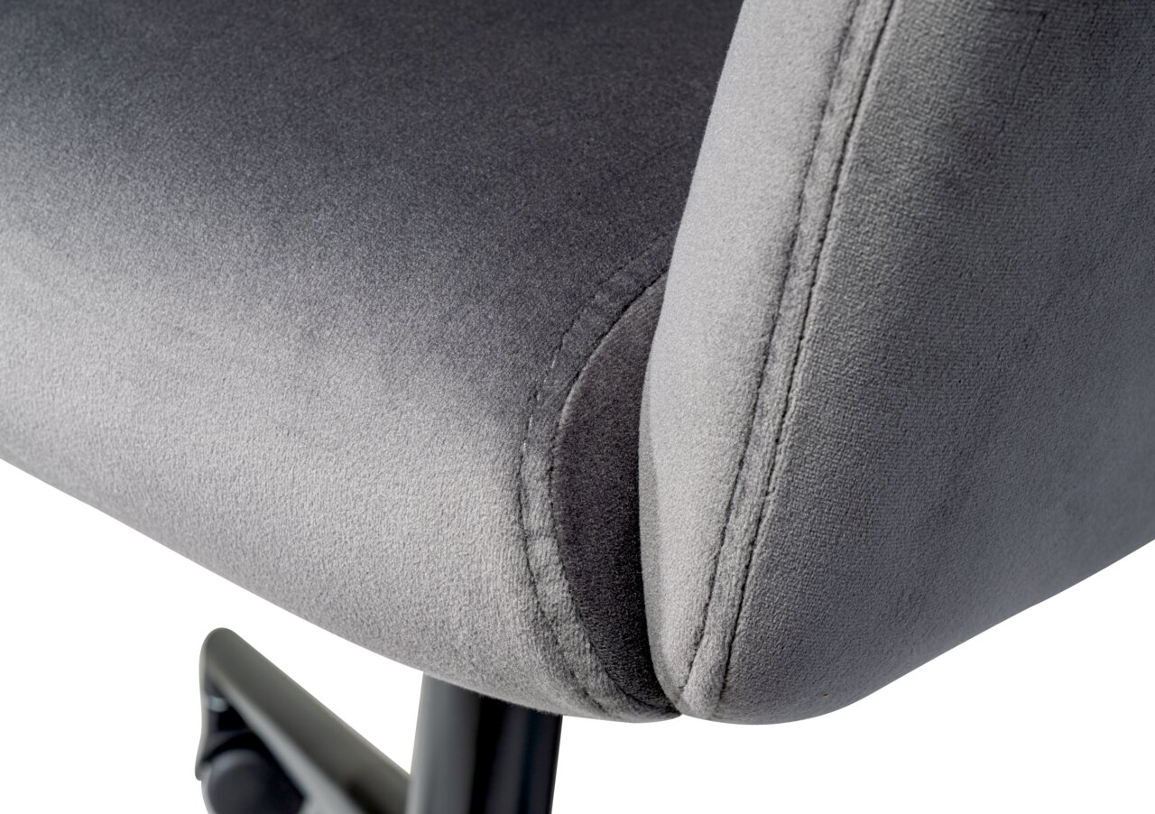 Nahaufnahme eines grauen Drehstuhls mit weicher Polsterung, seitliche Perspektive