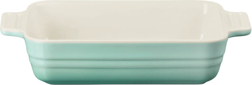 Rechteckige Auflaufform aus Keramik in Mintgrün mit cremefarbenem Innenraum und seitlichen Griffen, freigestellt vor weißem Hintergrund, Frontansicht leicht von oben