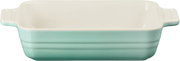 Rechteckige Auflaufform aus Keramik in Mintgrün mit cremefarbenem Innenraum und seitlichen Griffen, freigestellt vor weißem Hintergrund, Frontansicht leicht von oben