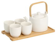 Weißes Tee-Set bestehend aus einer Teekanne mit Holzgriff und vier Tassen auf einem Holztablett, seitliche Perspektive