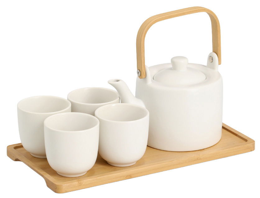Weißes Tee-Set bestehend aus einer Teekanne mit Holzgriff und vier Tassen auf einem Holztablett, seitliche Perspektive