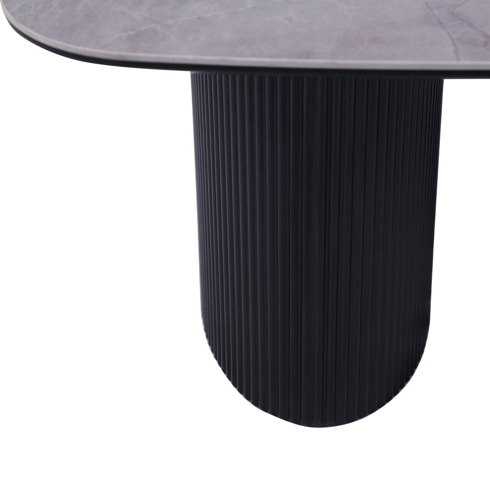 Nahaufnahme eines Couchtisches mit runder, geriffelter Säule und glatter Tischplatte.