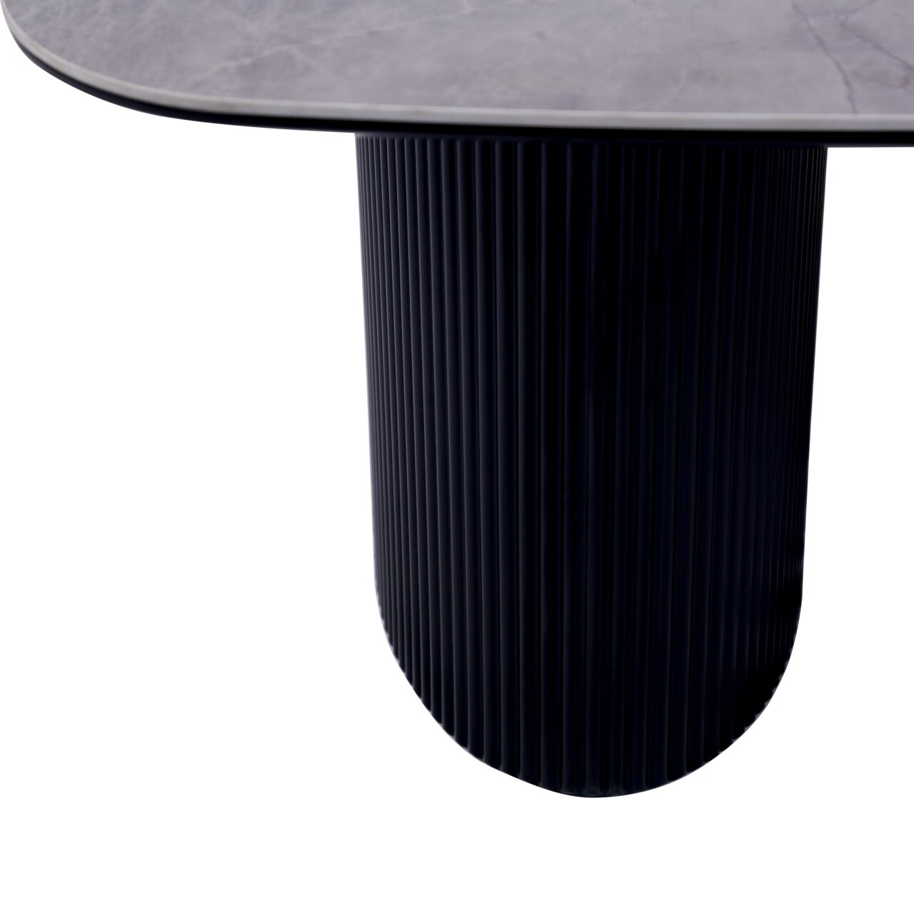 Nahaufnahme eines Couchtisches mit runder, geriffelter Säule und glatter Tischplatte.