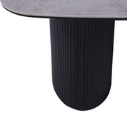 Nahaufnahme eines Couchtisches mit runder, geriffelter Säule und glatter Tischplatte.