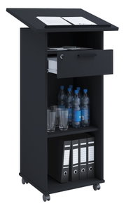 Schwarzes Rednerpult auf Rollen mit schräger Ablagefläche, offenem Regal und abschließbarer Schublade, gezeigt in schräger Vorderansicht von links.