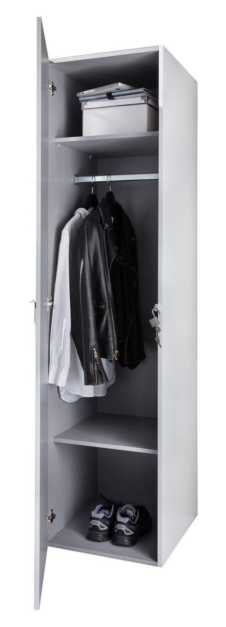 Offener, abschließbarer Kleiderschrank mit einer Tür, der von vorne gezeigt wird. Innen befinden sich eine Kleiderstange mit Jacken, ein Regalbrett mit einer Box und ein unteres Fach mit einem Paar Schuhe.